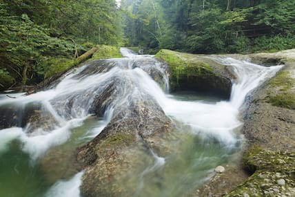 Die Wassermassen an den Eistobel-Wasserfällen bergen Gefahren.