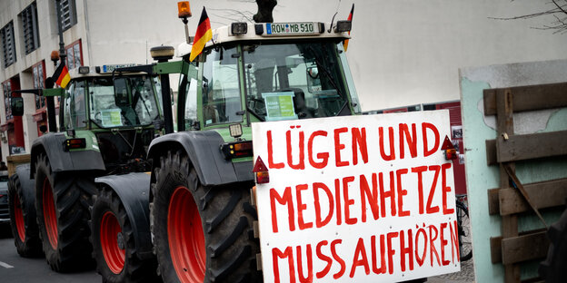 Traktoren mit Deutschlandfähnchen und Protestplakat 