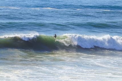 Steil und kräftig: Die Wellen an der Küste von Ericeira faszinieren Surferinnen und Surfer aus aller Welt.