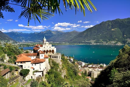 Von der Wallfahrtskirche Madonna del Sasso in Locarno am Lago Maggiore reicht der Blick bis nach Italien.