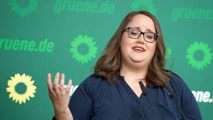 Die Grünen-Vorsitzende Ricarda Lang hat im Streit um die geplante Kindergrundsicherung gefordert, die Debatte über die benötigte Zahl neuer Behördenstellen zu beenden.