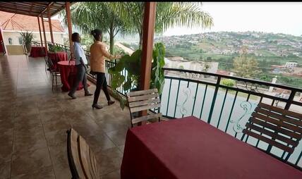 Blick auf Ruandas Hauptstadt Kigali aus dem Hotel Rouge by Desir.