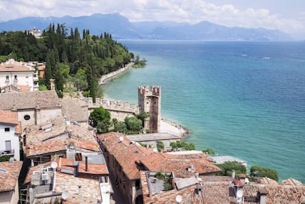 Der Ort Sirmione ragt auf einer Landzunge in den größten See Italiens, den Gardasee.