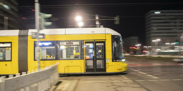 Eine Straßenbahn im Dunkeln.