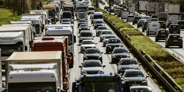 Viele Verkehr auf einer Autobahn.