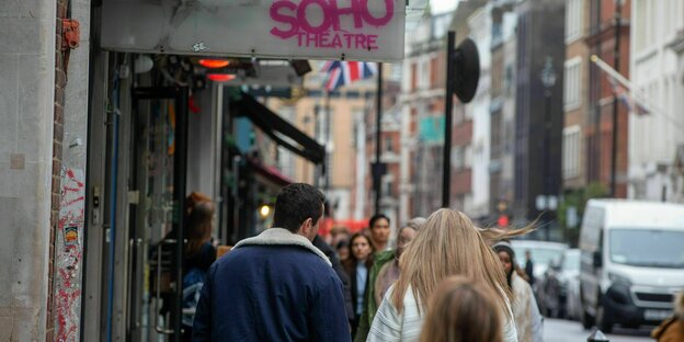 Straßenszene in London Soho mit Passanten