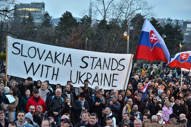 Pro-Ukrainische Demonstration in Bratislava mit einem Schild mit 