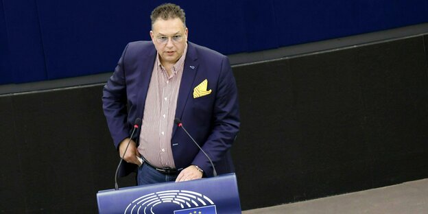 Romeo Franz steht im Plenarsaal des Europäischen Parlaments am Rednerpult