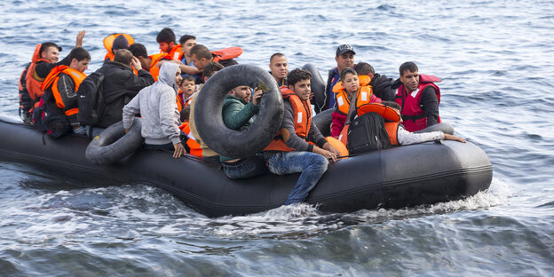 Viele Geflüchtete sitzen gedrängt in einem Schlauchboot.