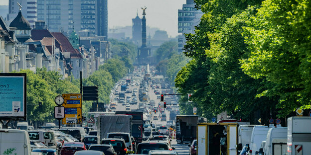 Dichter Autoverkehr auf dem Berliner Kaiserdamm