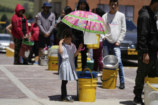 Als wäre Schlangestehen nicht auch ohne Dürre schon langweilig genug: Warten auf Wasser in La Calera