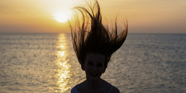 Lange Haare im Wind.