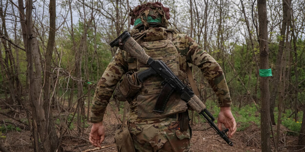 Ein Soldat steht mit dem Rücken zur Kamera und läuft weg