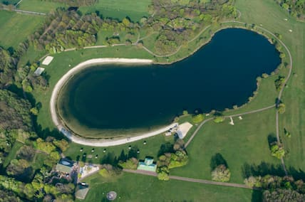 Der Hartensbergsee im Oldenburger Münsterland von oben fotografiert.