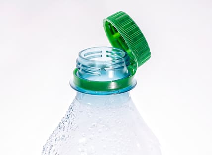 Eine Plastikflasche mit fest verbundenem Deckel