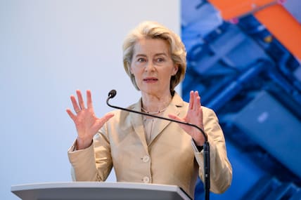 EU-Kommissionspräsidentin Ursula von der Leyen (CDU) bei ihrem Besuch in der Forschungsanlage ASDEX Upgrade Reaktorhalle des Max-Planck-Instituts für Plasmaphysik in Garching bei München