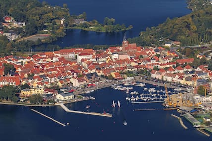 Waren an der Müritz ist gleich an zwei Seiten von Wasser umgeben.