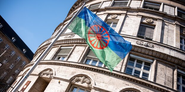 Vor der Berliner Justizverwaltung weht die Roma-Flagge