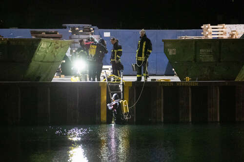 Einsatzkräfte suchen im Hafen und Hafenbecken nach Spuren. Nach dem gewaltsam Tod eines Mannes am Dortmunder Hafen am Donnerstagabend hat die Polizei vier minderjährige Tatverdächtige vorläufig festgenommen. (zu dpa: «Mann am Dortmunder Hafen getötet - Kinder und Jugendliche verdächtigt) Was passierte mit dem Obdachlosen ermordet.