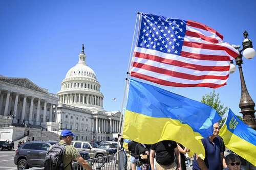 WASHINGTON DC, VEREINIGTE STAATEN – 20. APRIL: Anhänger der Ukraine feiern nach der Verabschiedung von Gesetzesentwürfen durch das Repräsentantenhaus, die unter anderem Hilfen für die Ukraine und Israel vorsehen, auf dem Capitol Hill in Washington DC, Vereinigte Staaten, am 20. April 2024. Unterstützer der Ukraine feiern vor dem US-Repräsentantenhaus, nachdem die Militärhilfe beschlossen wurde Foto: picture alliance / Anadolu | Celal Gunes