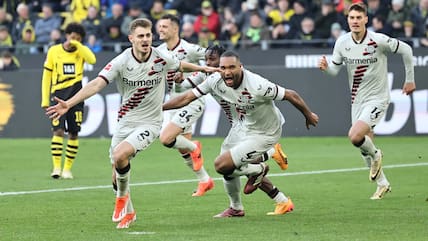 Josip Stanisic (l.) hat Bayer Leverkusen einen Punkt bei Borussia Dortmund gerettet.