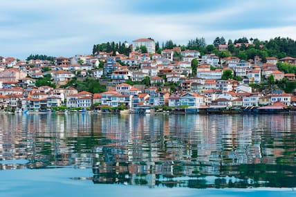 Malerisch liegt die Stadt Ohrid an dem kristallklaren Gletschersee.