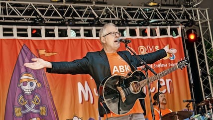 Matthias Meyer-Göllner und die Band Müllpiraten im Jahr 2022 bei einem Spiellinie-Konzert im Zuge der Kieler Woche auf der Krusenkoppel.