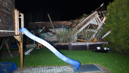 Eine mutmaßliche Windhose hat im Landkreis Neumarkt in der Oberpfalz mehrere Hausdächer beschädigt und damit Einsatzkräfte auf den Plan gerufen.