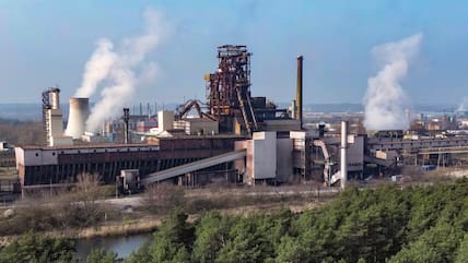 Ein Hochofen auf dem Werksgelände von ArcelorMittal in Eisenhüttenstadt: Das Unternehmen arbeitet daran, wettbewerbsfähig zu bleiben und trotzdem klimaneutral zu werden.