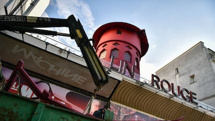 Das Moulin Rouge in Paris. Das Mühlrad ist in der Nacht zu Donnerstag aus bislang ungeklärten Gründen herabgestürzt.