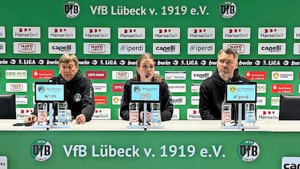 VfB-Trainer Jens Martens (l.) fand deutliche Worte zur 0:5-Niederlage des VfB gegen den BVB II.