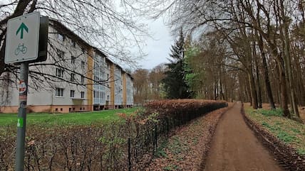 Der Plattenbau aus DDR-Zeiten liegt direkt am Küstenradweg in Ückeritz.