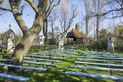 Neben der Fischerkapelle in Bredene werden im Sommer Gottesdienste unter freiem Himmel angeboten. 