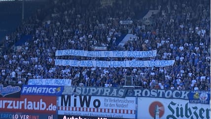 Die Fans von Hansa Rostock mit einer Hommage an Pascal Breier.