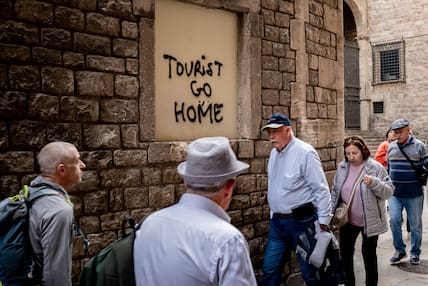 An einer Wand in Barcelona steht ein Graffiti mit "Tourist go home".