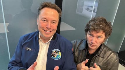 Argentiniens Präsident Javier Milei (rechts im Bild) hat sich auf seiner US-Reise mit dem Tech-Milliardär Elon Musk im Tesla-Werk getroffen.