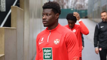 Top-Torjäger Ragnar Ache vom 1. FC Kaiserslautern ist im Halbfinale des DFB-Pokals beim 1. FC Saarbrücken nur Zuschauer.