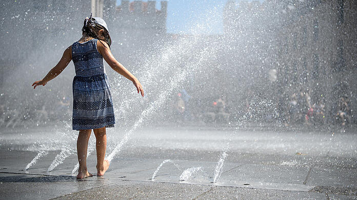 Besonders bei Kindern an heißen Tagen beliebt: Eine Abkühlung am Stachus-Brunnen.