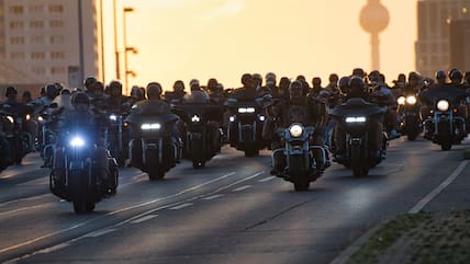 Mehrere hundert Motorradfahrer, darunter Mitglieder der „Hells Angels“ und der „Bandidos" fahren 2023 durch Berlin. Ein Ex-Boss der „Hells Angels“ ist im Iran getötet worden.