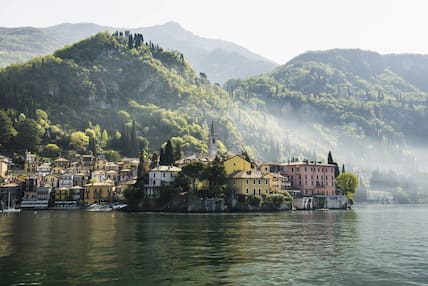 Über den Comer See können Urlauberinnen und Urlauber Bootstouren machen und die wunderschöne Landschaft genießen.