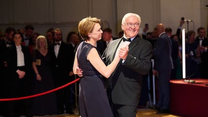 Bundespräsident Frank-Walter Steinmeier und seine Frau Elke Büdenbender tanzen beim Bundespresseball.