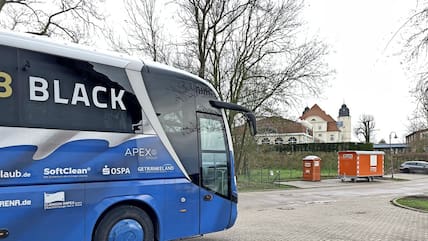 Der Mannschaftsbus des FC Hansa Rostock parkt vor dem Schlosshotel Fleesensee.