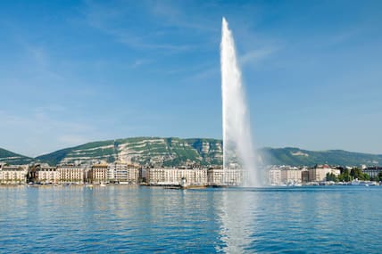 Das Wahrzeichen von Genf, der Jet d'eau, ist schon aus der Ferne zu sehen.