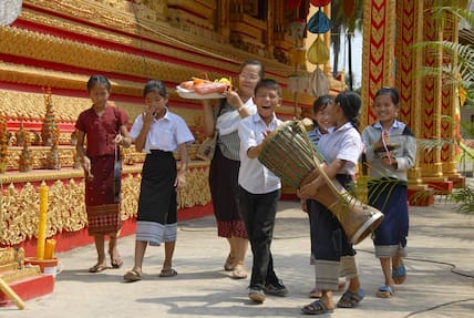 Eine laotische Familie besucht eine  Tempel in Vientiane.