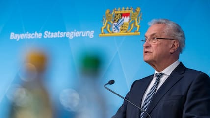 Joachim Herrmann, (CSU) Staatsminister des Innern, für Sport und Integration, nimmt nach der Sitzung des bayerischen Kabinetts an einer Pressekonferenz teil.