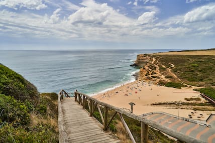 Der Praia da Ribeira d'Ilhas ist rund drei Kilometer von Ericeira entfernt und gilt als einer der besten Surf-Spots Europas.