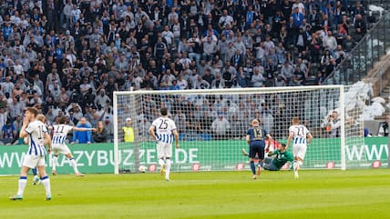 Fabian Reese (Hertha) trifft gegen Torwart Marcus Kolke (Rostock) mit einem Elfmeter zum 2:0.