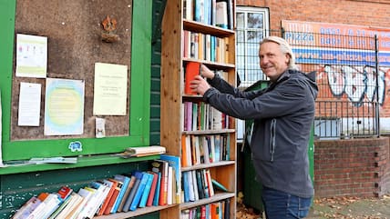 Nutzt den Bücherschrank an der Ecke Kronsforder Allee / St.-Jürgen-Ring selbst häufig: Grundstückseigentümer Detlev Stolzenberg. 