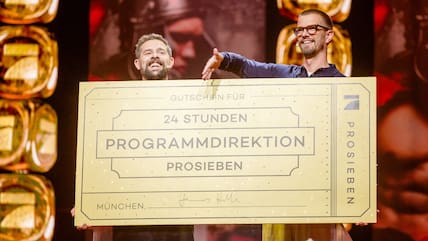 Die Moderatoren Klaas Heufer-Umlauf (links) und Joko Winderscheidt mit ihrem Gewinn: 24 Stunden Programmdirektion bei ProSieben.