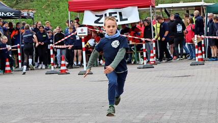 Fiete von den Löschzwergen aus Geesthacht schien über die Strecke des Staffellaufs zu schweben. Er war einer der jüngsten Läufer.